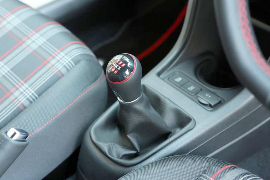 Детали интерьера Volkswagen up! GTI 2018 года  (JP) (фото 18 из 20)